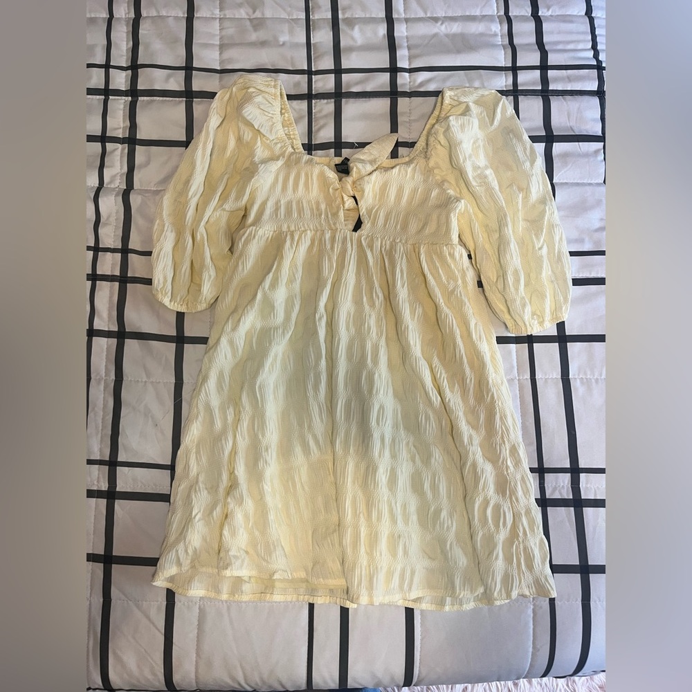 FOREVER 21! Beautiful light yellow flowy summer dress